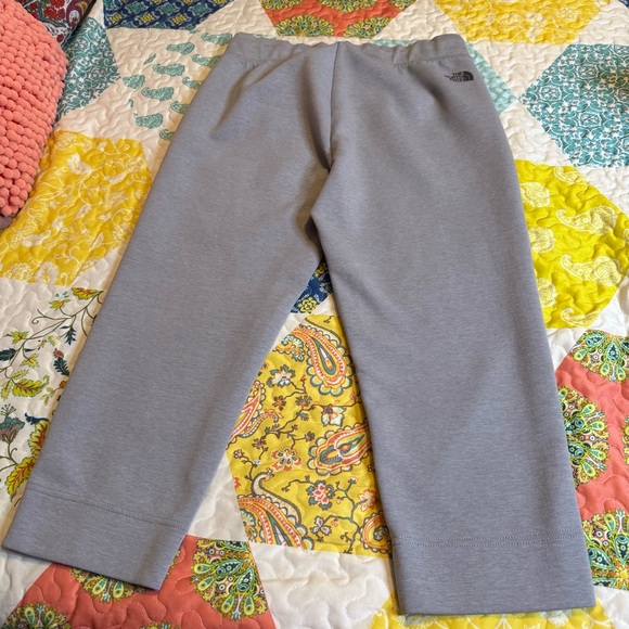 The North Face Woman’s cropped drawstring sweat pants - Picture 9 of 9